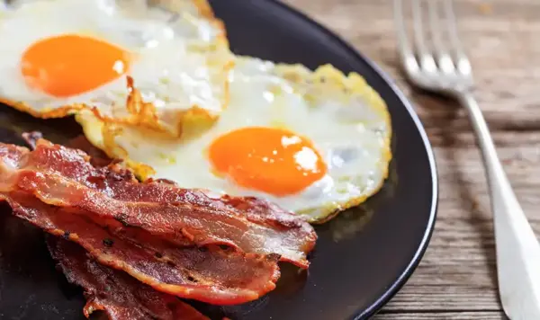 bacon and egg high protein breakfast