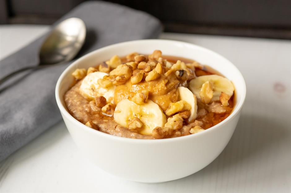 Creamy and Nutty Egg White Oatmeal With Banana & Nuts
